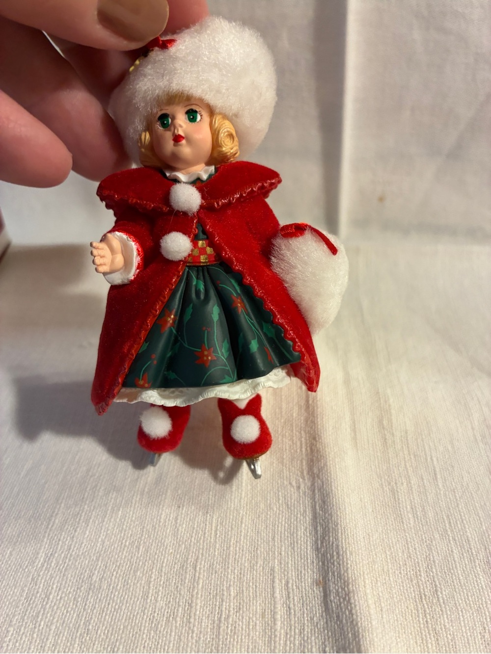 Hallmark Keepsake Christmas Holly Madame Alexander White Fur-Trim Ornament 2000 - Picture 4 of 11